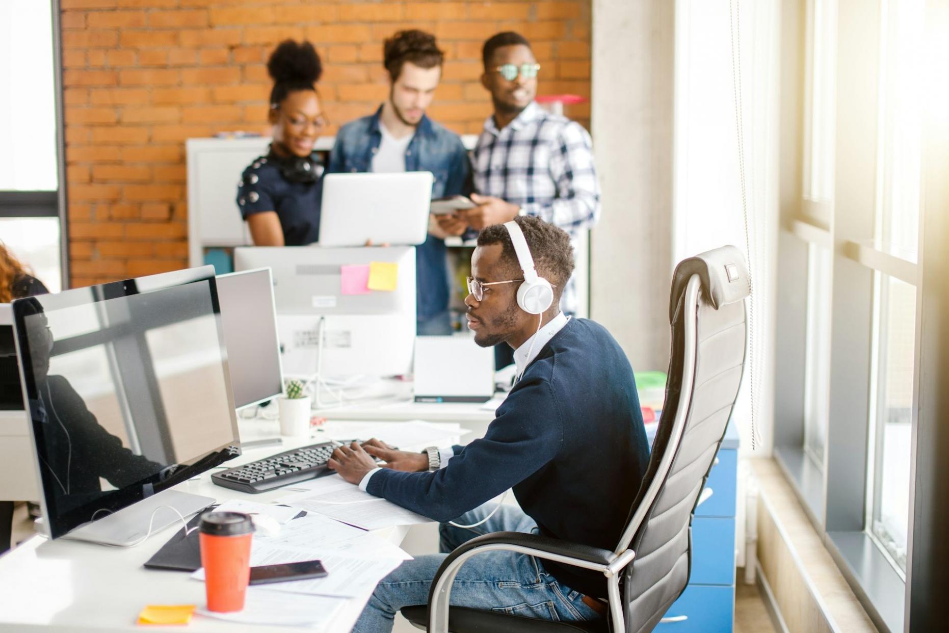 Finanzielle Dokumente und Analysematerialien auf einem Schreibtisch